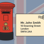 イギリスの赤いポスト（Royal Mailのポスト）の横に宛名が書かれた封筒が描かれ、背景にはユニオンジャックがデザインされたイラスト。