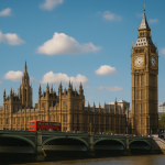 ロンドンのウェストミンスター橋とビッグ・ベン、国会議事堂を背景に走る赤い二階建てバス