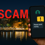 トルコ・アンタルヤ港の夜景を背景に「SCAM」の赤い文字とスマートフォンの詐欺メッセージを描いたイラスト。オンライン詐欺の危険を象徴するデザイン。