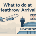 ロンドン・ヒースロー空港に到着した旅行者向けガイドをイメージしたイラスト。飛行機、空港の建物、ユニオンジャックを背景にした情報サイト風デザイン。