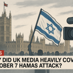 ロンドンのBBC本社ビルを象徴的に描いたデジタルイラスト。背後にはイギリス国旗と新聞の見出しが重なり、ハマスによる10月7日の攻撃を強調するイギリスメディアの報道構造を示している。