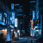 抽象的にぼかされた都市のネオンライト