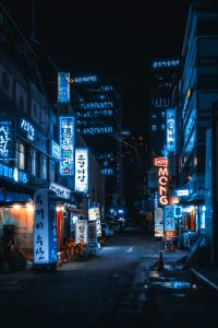 抽象的にぼかされた都市のネオンライト